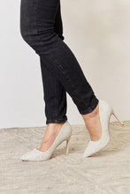 Load image into Gallery viewer, Melody 4" Closed Toe Heels